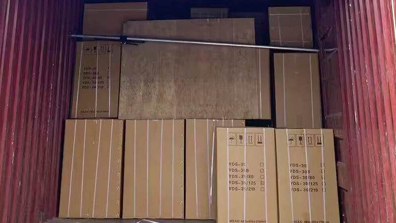 30升35升液氮罐在裝車，發(fā)貨新加坡